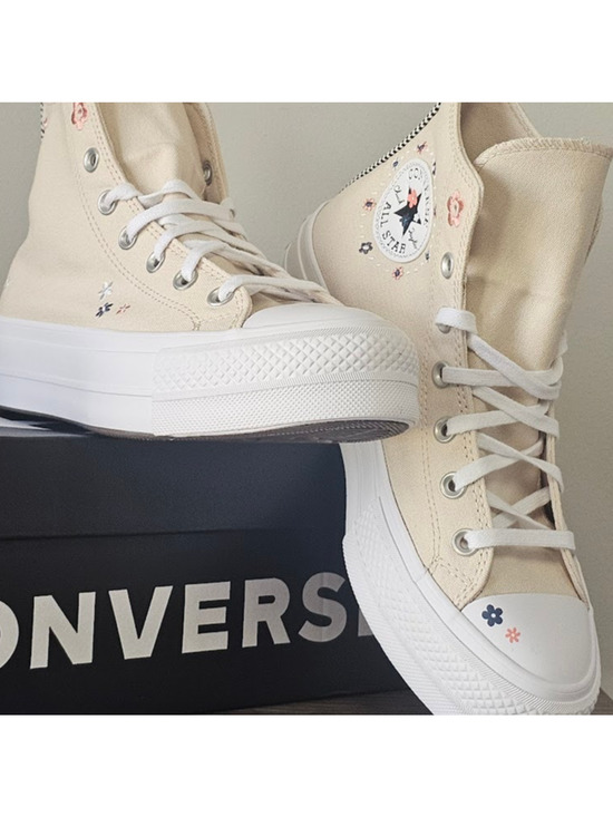 Converse Shoes - Converse Women's CTAS Lift Platform Petite Petals Hi Tops Size 8 A14265C NWT